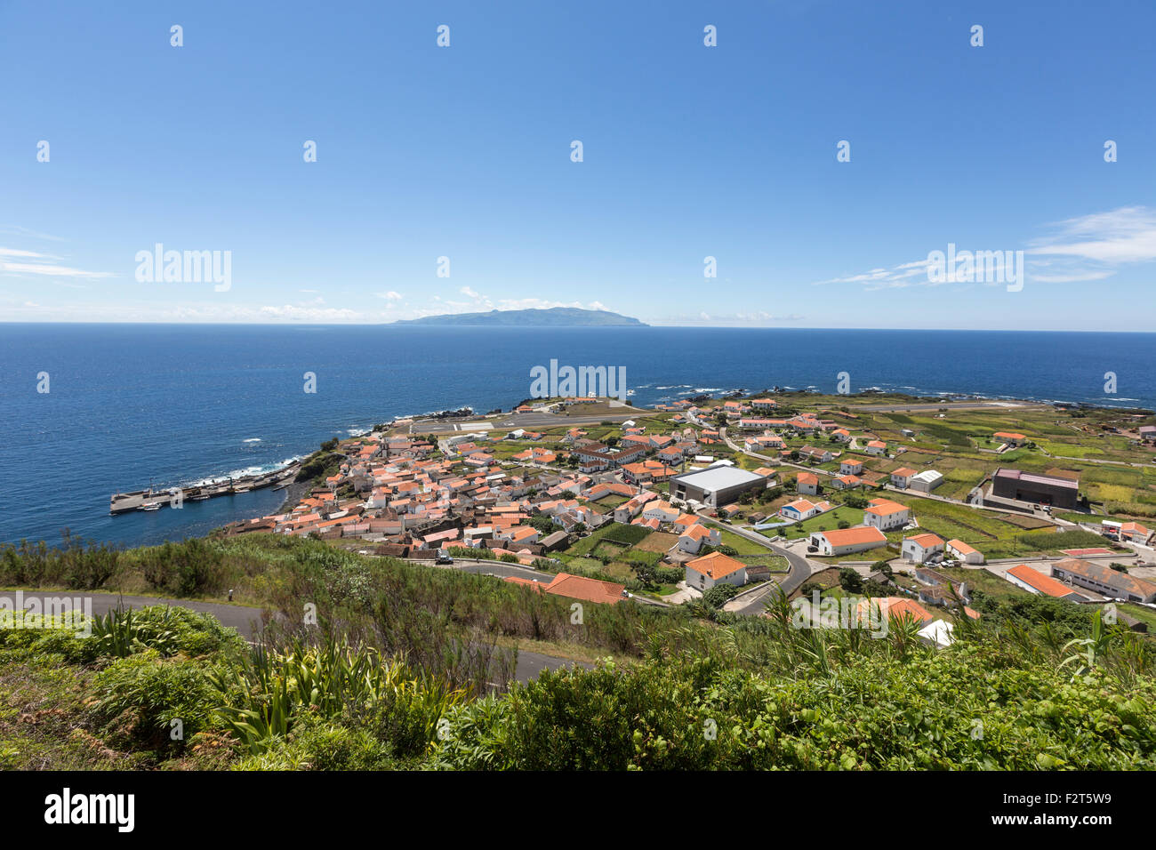 Vila Nova do Corvo, à partir de la montée avec l'île de Flores, derrière l'île de Corvo ou Ilha do Corvo, Açores, Portugal Banque D'Images