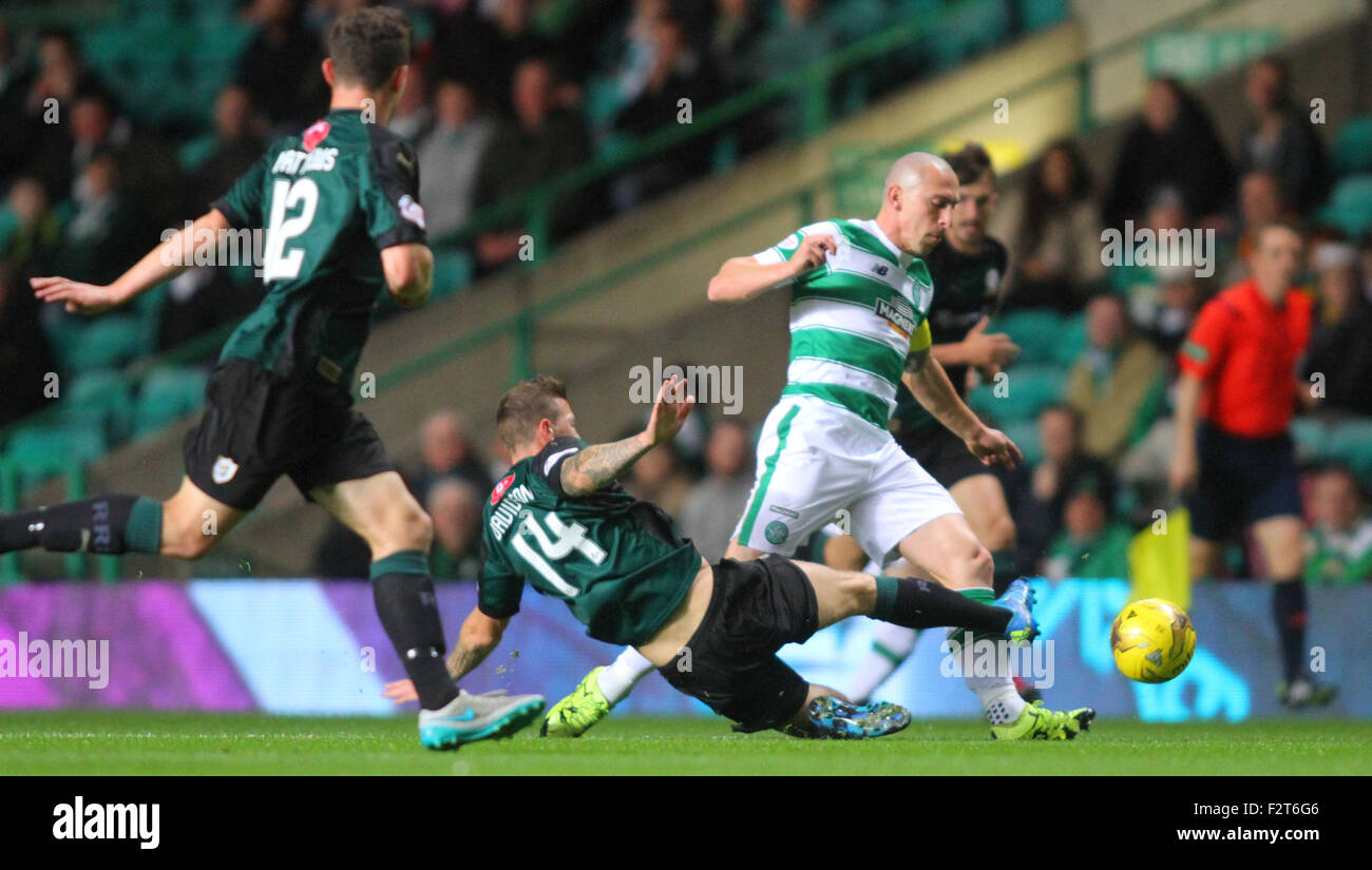 Glasgow, Ecosse. Sep 23, 2015. Coupe de la ligue écossaise. Celtic contre Raith Rovers. Scott Brown est abordé par Iain Davidson : Action Crédit Plus Sport/Alamy Live News Banque D'Images