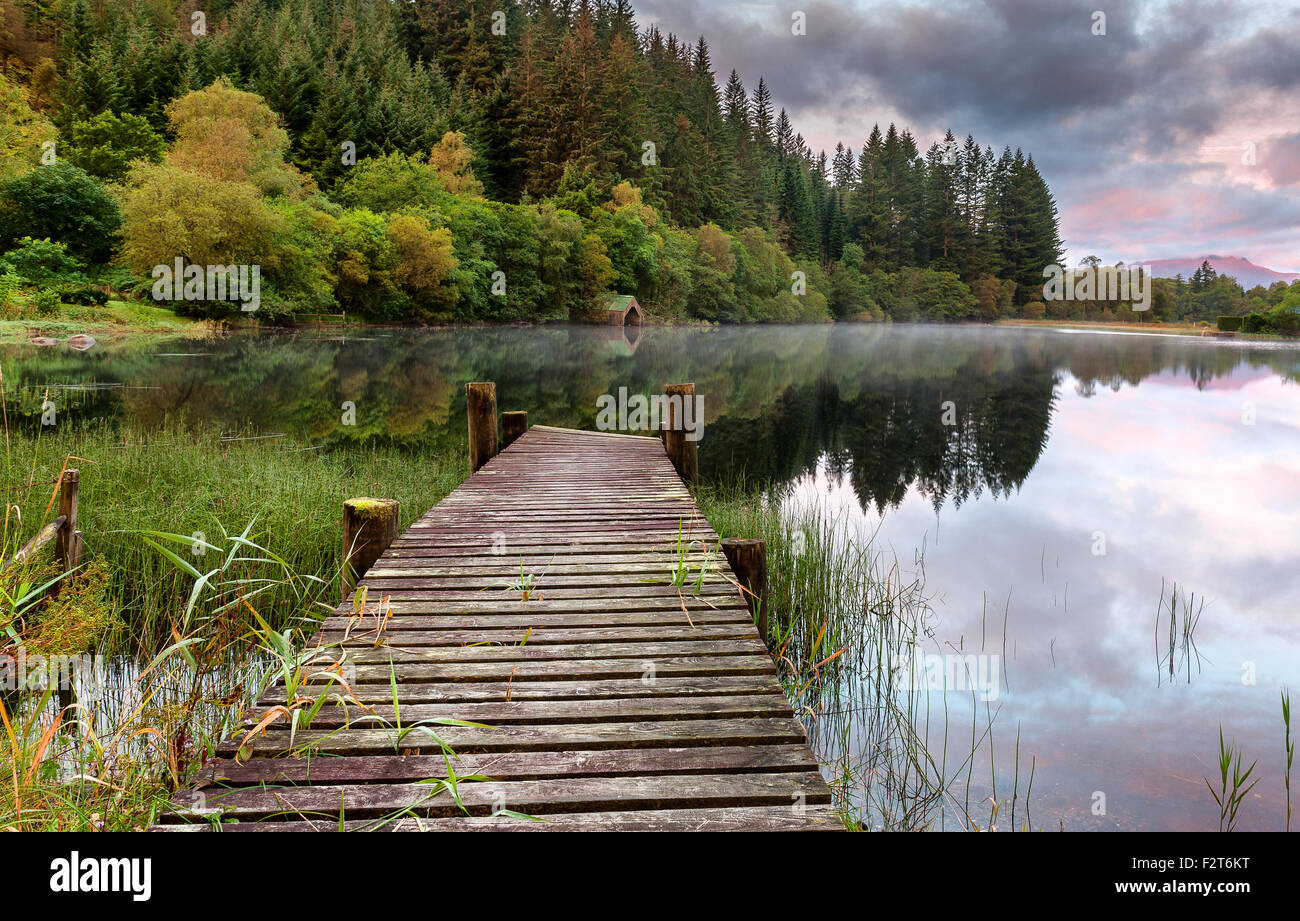 Tôt le matin du Loch Ard en automne Parc National des Pyrenees en Scottish Highlands Banque D'Images