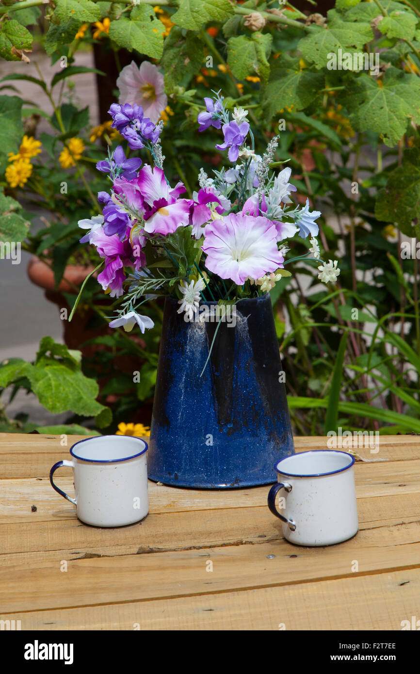 Coffee pot rempli de fleurs s'assied sur une table à Taos, Nouveau Mexique Banque D'Images