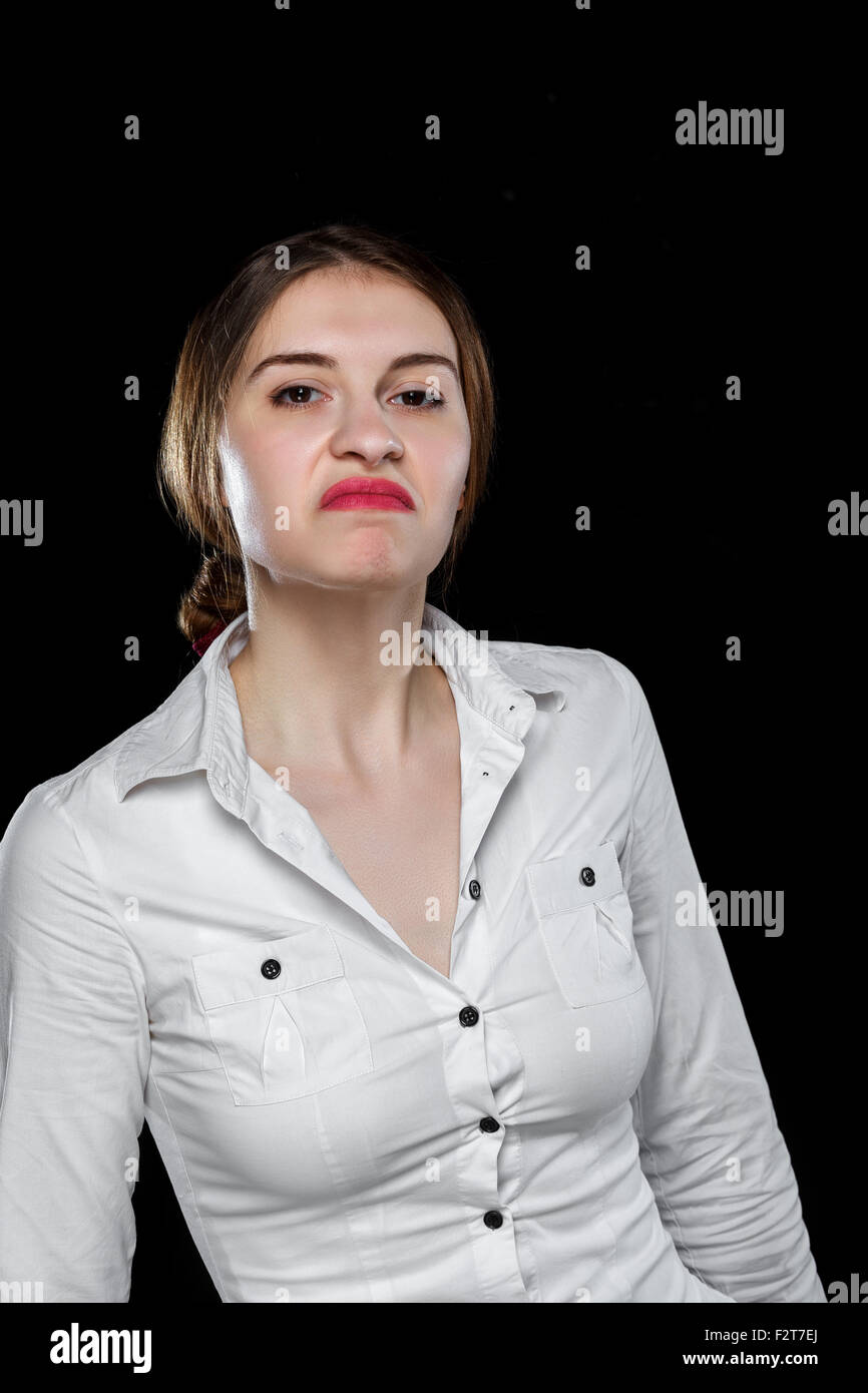 Jeune femme isolée sur fond noir Banque D'Images