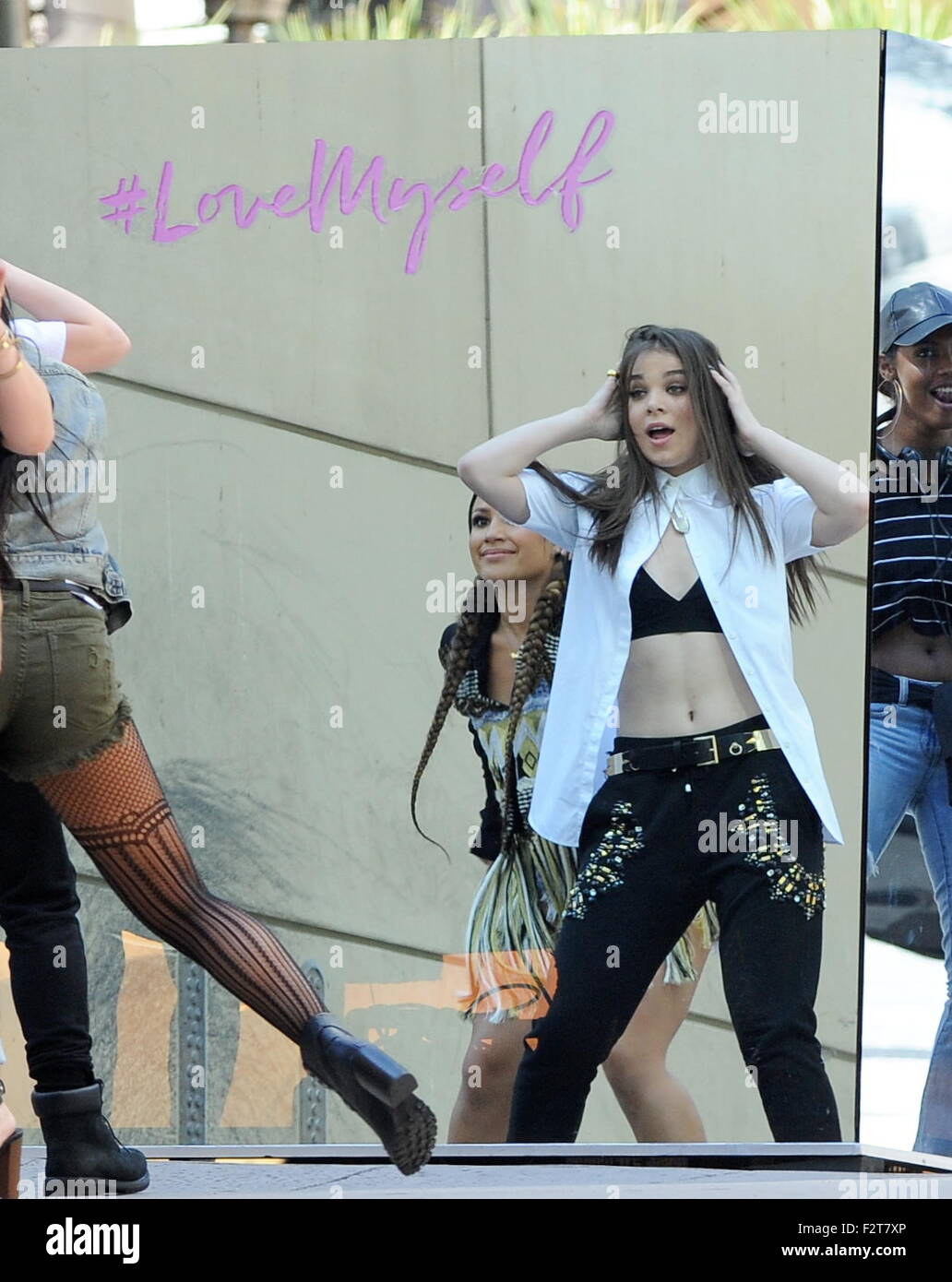 L'actrice Hailee Steinfeld filmer son clip de 'LoveMyself' dans le centre-ville de Los Angeles à partir de son premier album. L'actrice a été vu passer du temps avec nouveau petit ami sur le plateau en tenant vos autoportraits entre prend. En vedette : Hailee Steinfeld Où : Los Angeles, California, United States Quand : 22 Oct 2015 Banque D'Images