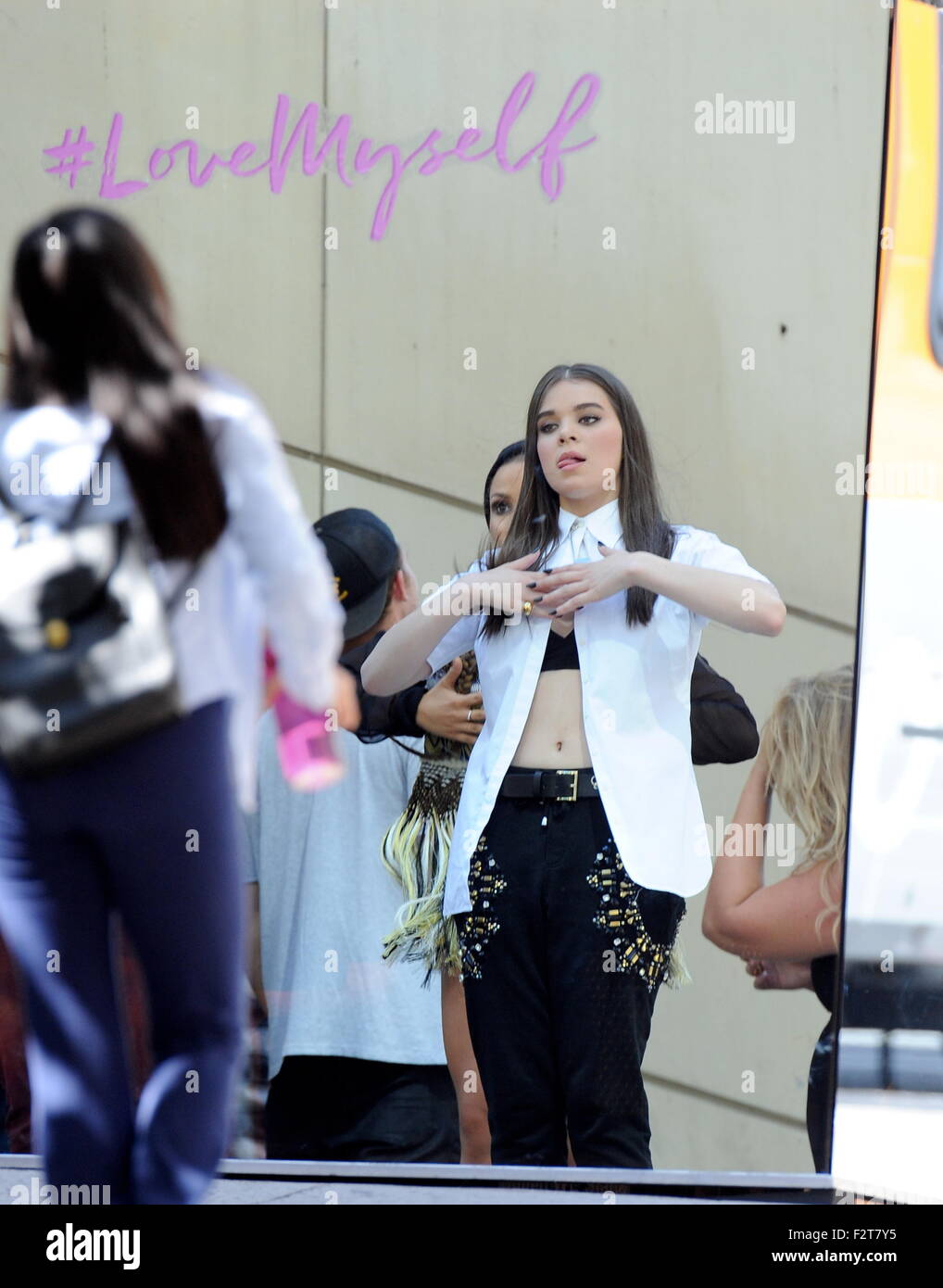 L'actrice Hailee Steinfeld filmer son clip de 'LoveMyself' dans le centre-ville de Los Angeles à partir de son premier album. L'actrice a été vu passer du temps avec nouveau petit ami sur le plateau en tenant vos autoportraits entre prend. En vedette : Hailee Steinfeld Où : Los Angeles, California, United States Quand : 22 Oct 2015 Banque D'Images