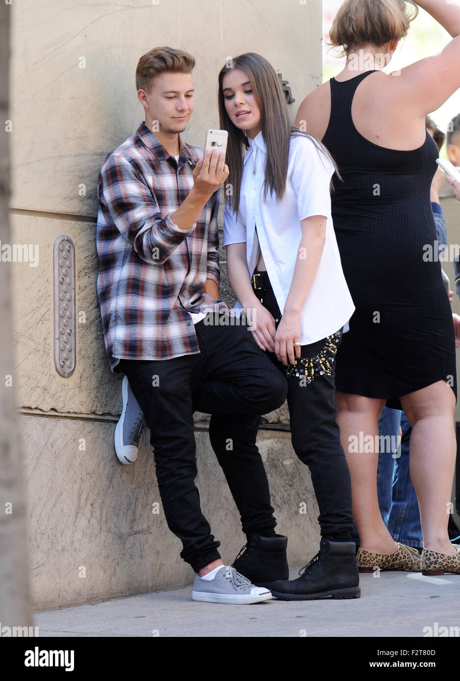 L'actrice Hailee Steinfeld filmer son clip de 'LoveMyself' dans le centre-ville de Los Angeles à partir de son premier album. L'actrice a été vu passer du temps avec nouveau petit ami sur le plateau en tenant vos autoportraits entre prend. En vedette : Hailee Steinfeld Où : Los Angeles, California, United States Quand : 22 Oct 2015 Banque D'Images