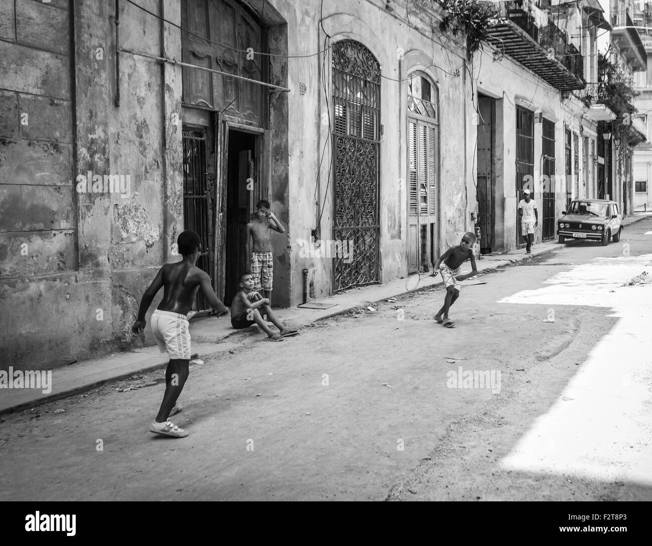 Des garçons jouent à La Havane dans Street Banque D'Images