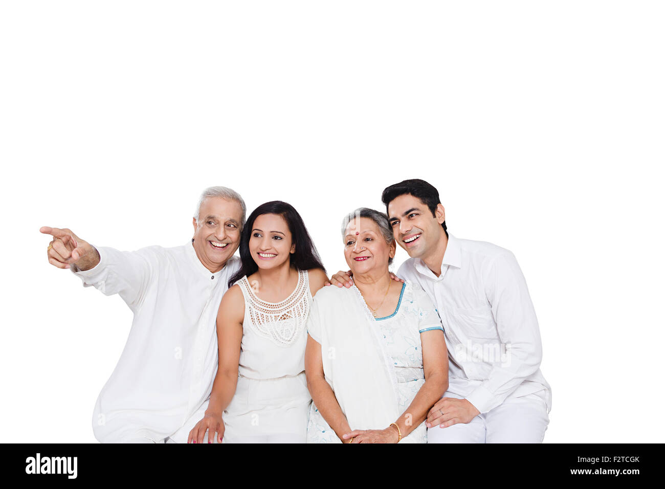 Seuls les parents adultes indiens 4 fils et Daughter-In de pointer du doigt Banque D'Images