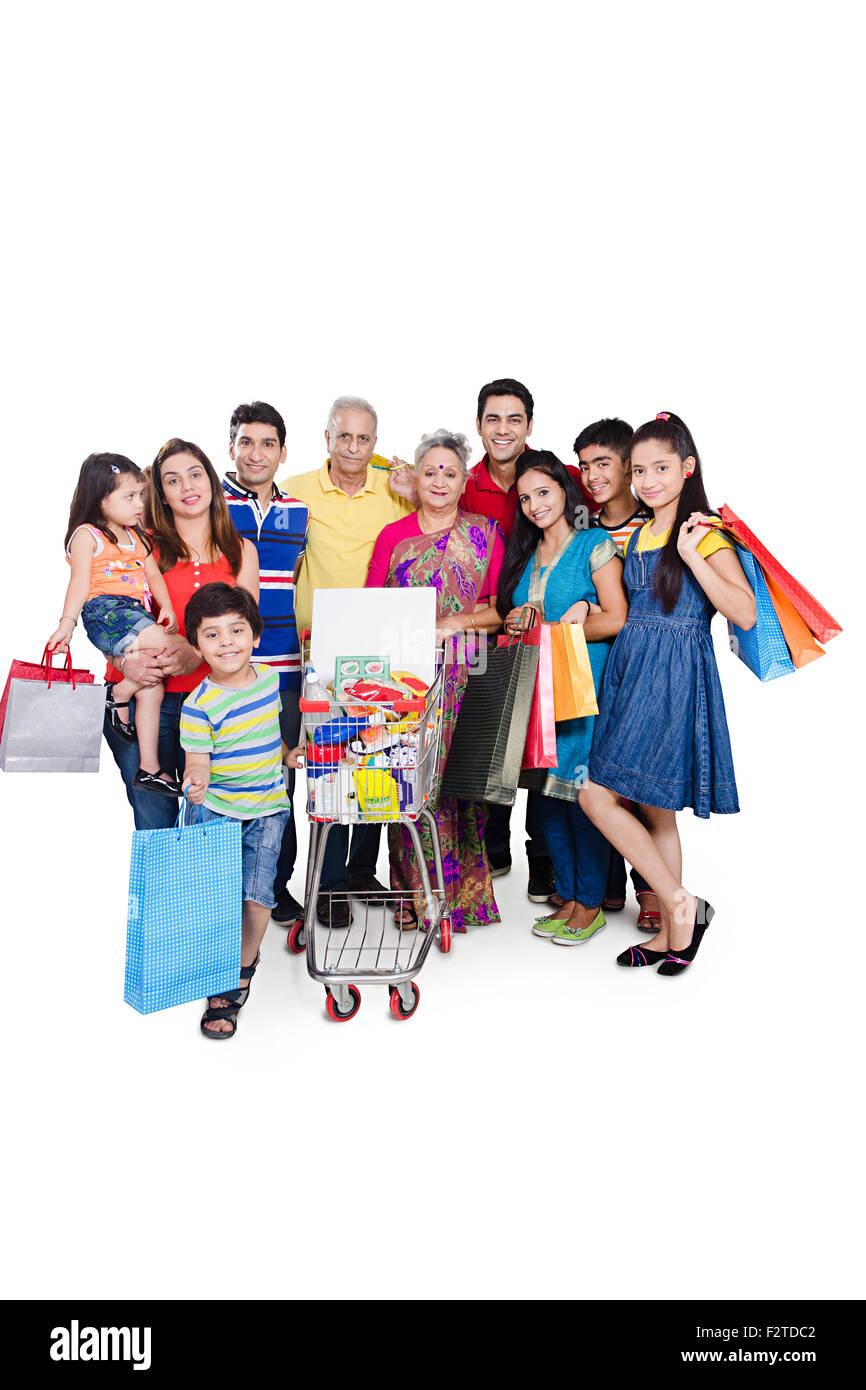 Groupe indien famille mixte shopping Trolley Banque D'Images