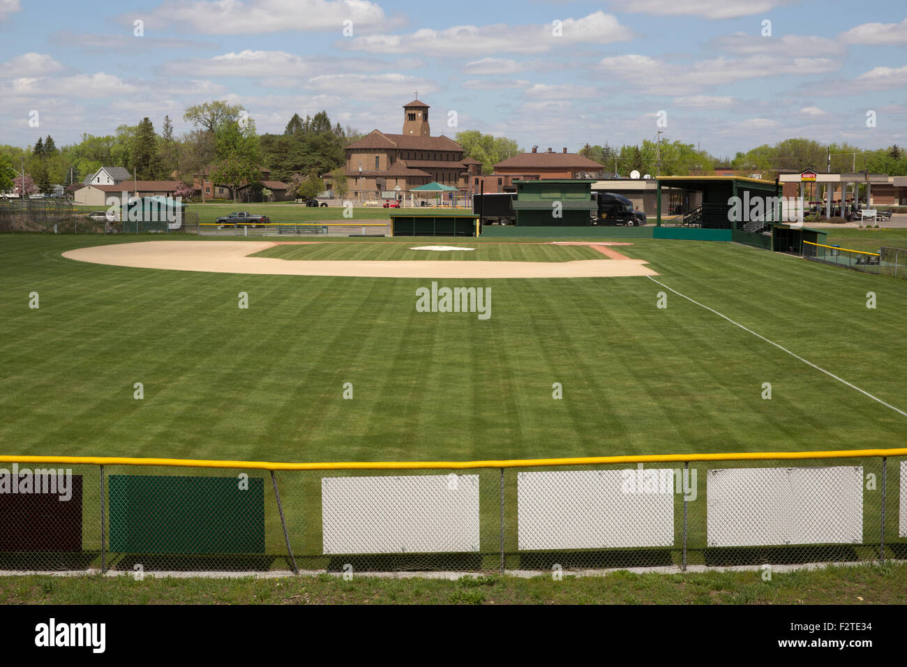 Central Park (le champ d'accueil de l'équipe de baseball amateur les Lakers Avon) et le l'église de Saint Benoît à Avon, au Minnesota Banque D'Images