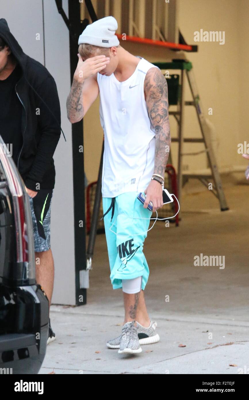 Justin Bieber sort de l'appartement d'un ami portant des vêtements Nike et  transportant un iPhone et casque avec : Justin Bieber Où : Los Angeles,  California, United States Quand : 23 Juil