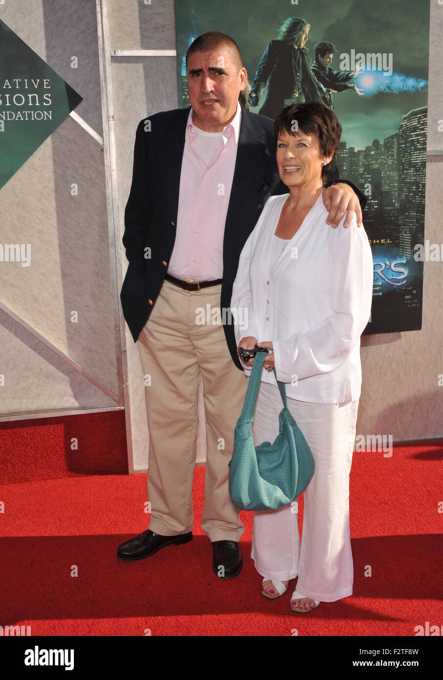 BURBANK, CA - le 12 juillet 2010 : Alfred Molina & épouse Jill Gascoine à bénéficier d'un dépistage de son nouveau film "L'apprenti sorcier" à Walt Disney Studios. Banque D'Images