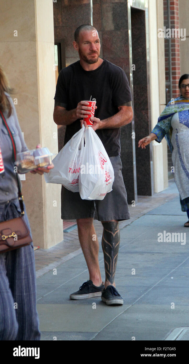 Rage Against the Machine, le bassiste Tim Commerford goes shopping à Beverly Hills avec Coca-Cola potable : Tim Commerford Où : Los Angeles, California, United States Quand : 23 Juil 2015 Banque D'Images Rage Against the Machine, le bassiste Tim Commerford goes shopping à Beverly Hills avec Coca-Cola potable : Tim Commerford Où : Los Angeles, California, United States Quand : 23 Juil 2015 Banque D'Images