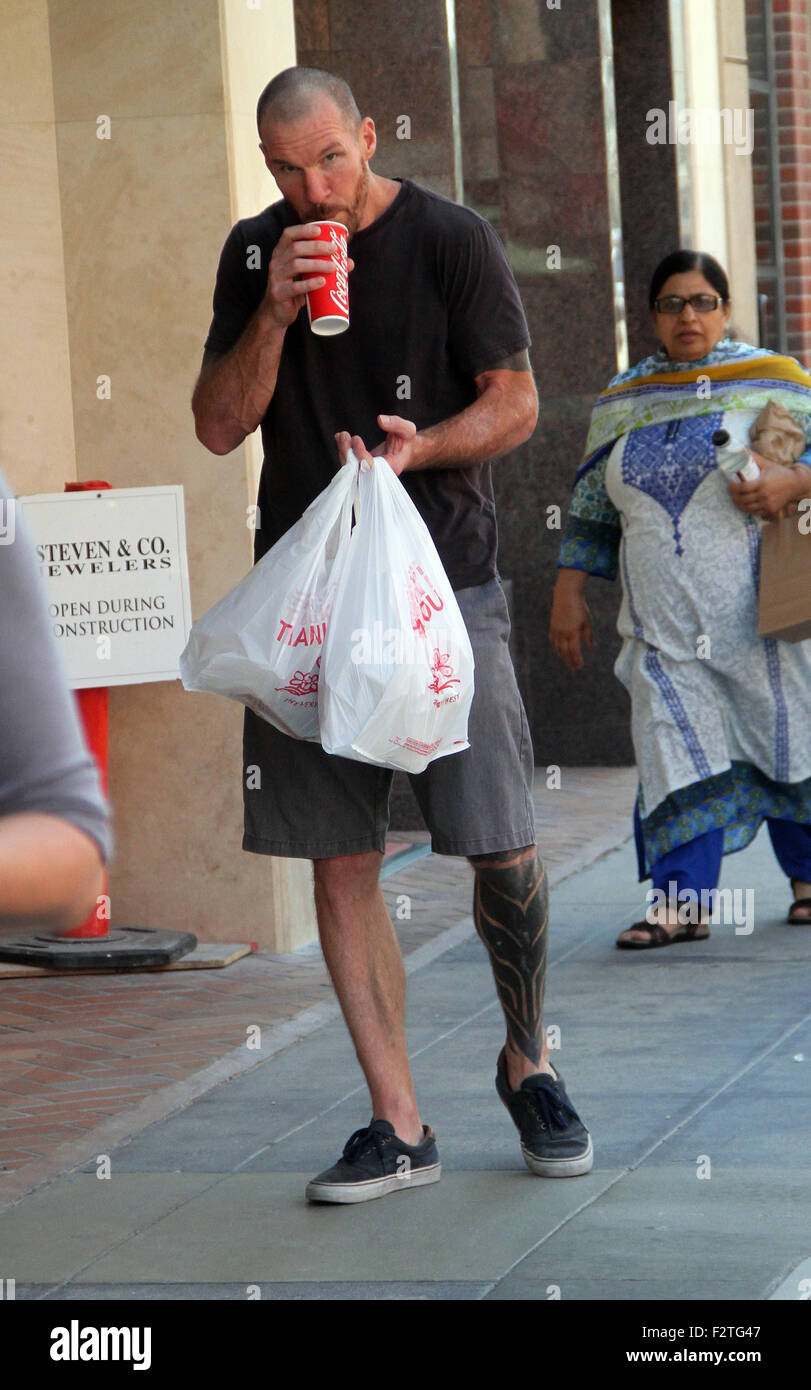 Rage Against the Machine, le bassiste Tim Commerford goes shopping à Beverly Hills avec Coca-Cola potable : Tim Commerford Où : Los Angeles, California, United States Quand : 23 Juil 2015 Banque D'Images Rage Against the Machine, le bassiste Tim Commerford goes shopping à Beverly Hills avec Coca-Cola potable : Tim Commerford Où : Los Angeles, California, United States Quand : 23 Juil 2015 Banque D'Images