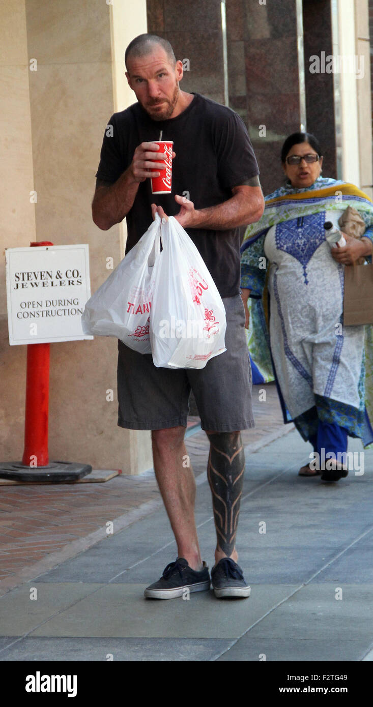 Rage Against the Machine, le bassiste Tim Commerford goes shopping à Beverly Hills avec Coca-Cola potable : Tim Commerford Où : Los Angeles, California, United States Quand : 23 Juil 2015 Banque D'Images Rage Against the Machine, le bassiste Tim Commerford goes shopping à Beverly Hills avec Coca-Cola potable : Tim Commerford Où : Los Angeles, California, United States Quand : 23 Juil 2015 Banque D'Images