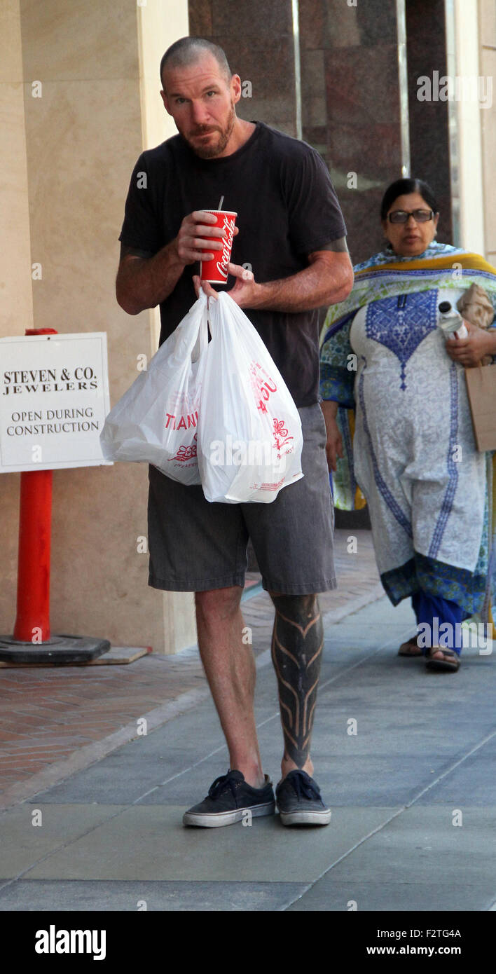 Rage Against the Machine, le bassiste Tim Commerford goes shopping à Beverly Hills avec Coca-Cola potable : Tim Commerford Où : Los Angeles, California, United States Quand : 23 Juil 2015 Banque D'Images Rage Against the Machine, le bassiste Tim Commerford goes shopping à Beverly Hills avec Coca-Cola potable : Tim Commerford Où : Los Angeles, California, United States Quand : 23 Juil 2015 Banque D'Images