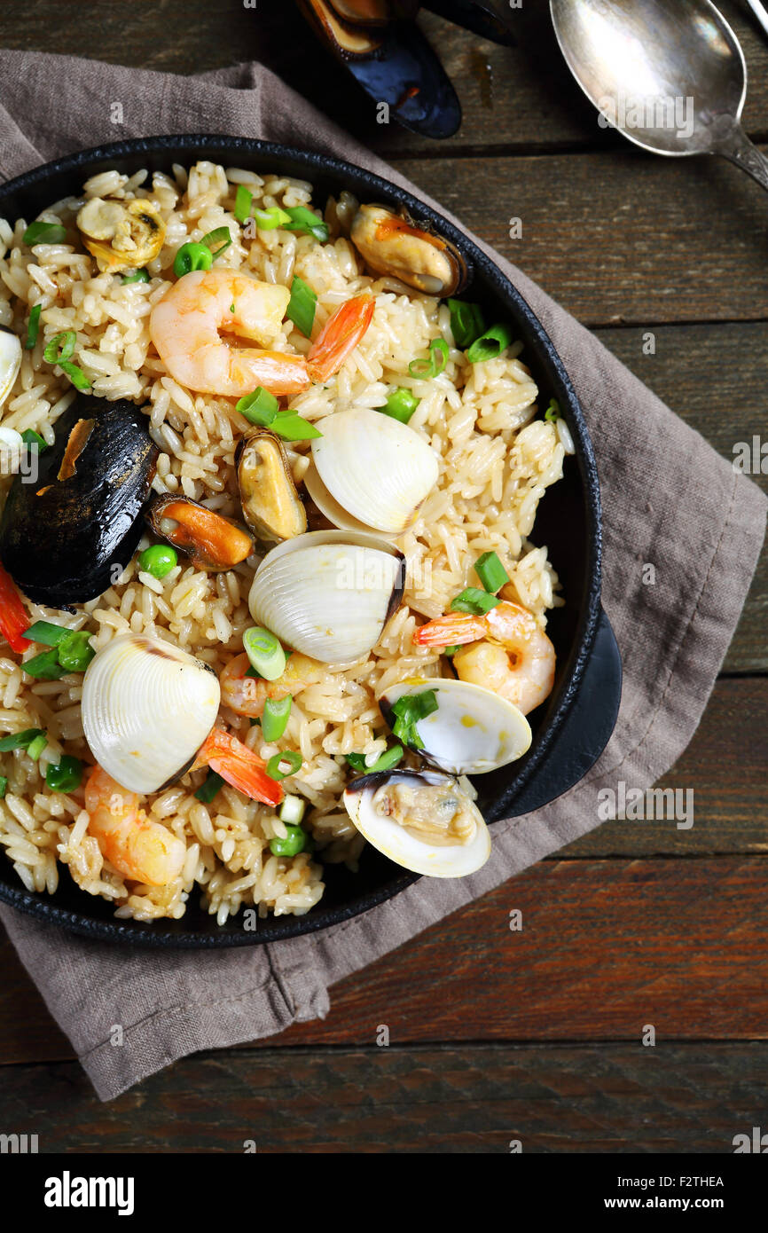 La paella aux fruits de mer et épices dans la poêle, de l'alimentation Banque D'Images