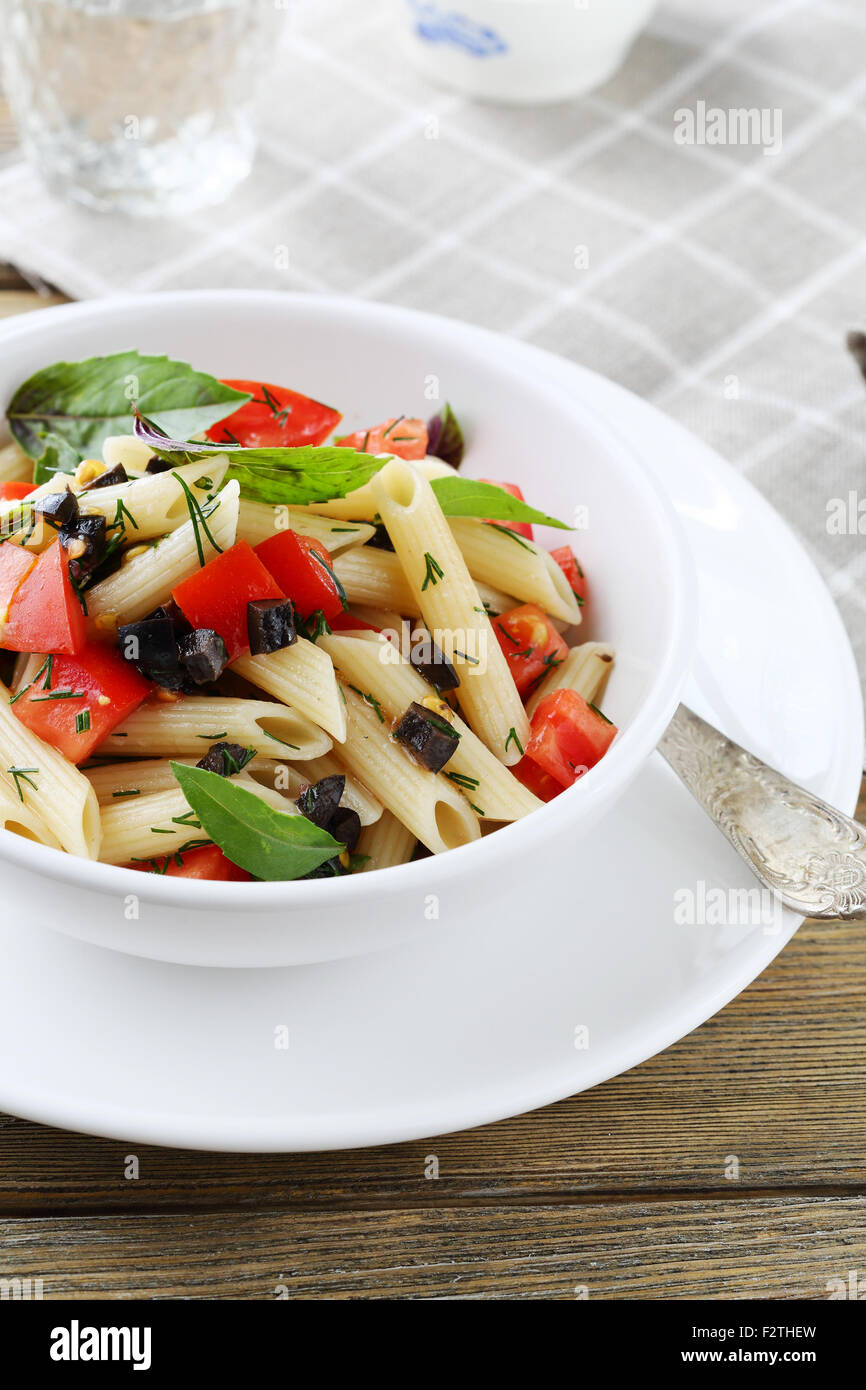 Pâtes aux tomates et tranches d'olive, de l'alimentation Banque D'Images