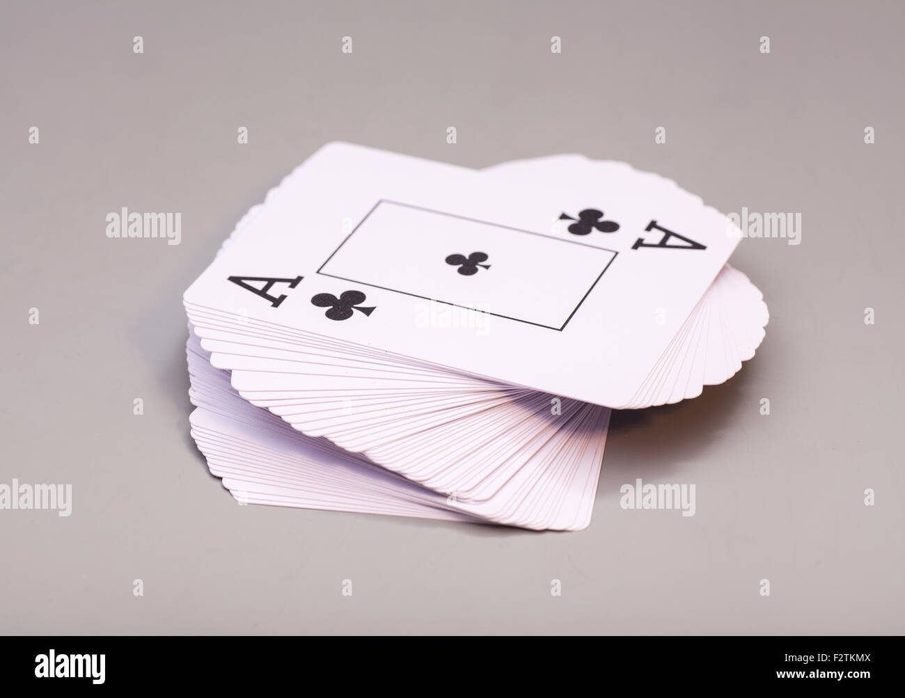 Cartes à jouer avec ace of clubs isolé sur fond gris Banque D'Images