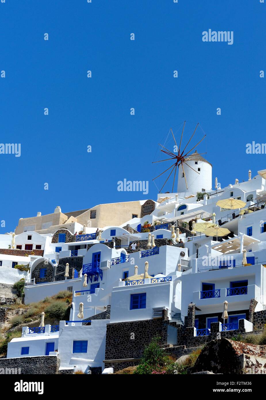 Un moulin dans le village d'Oia, Santorin, Grèce Banque D'Images