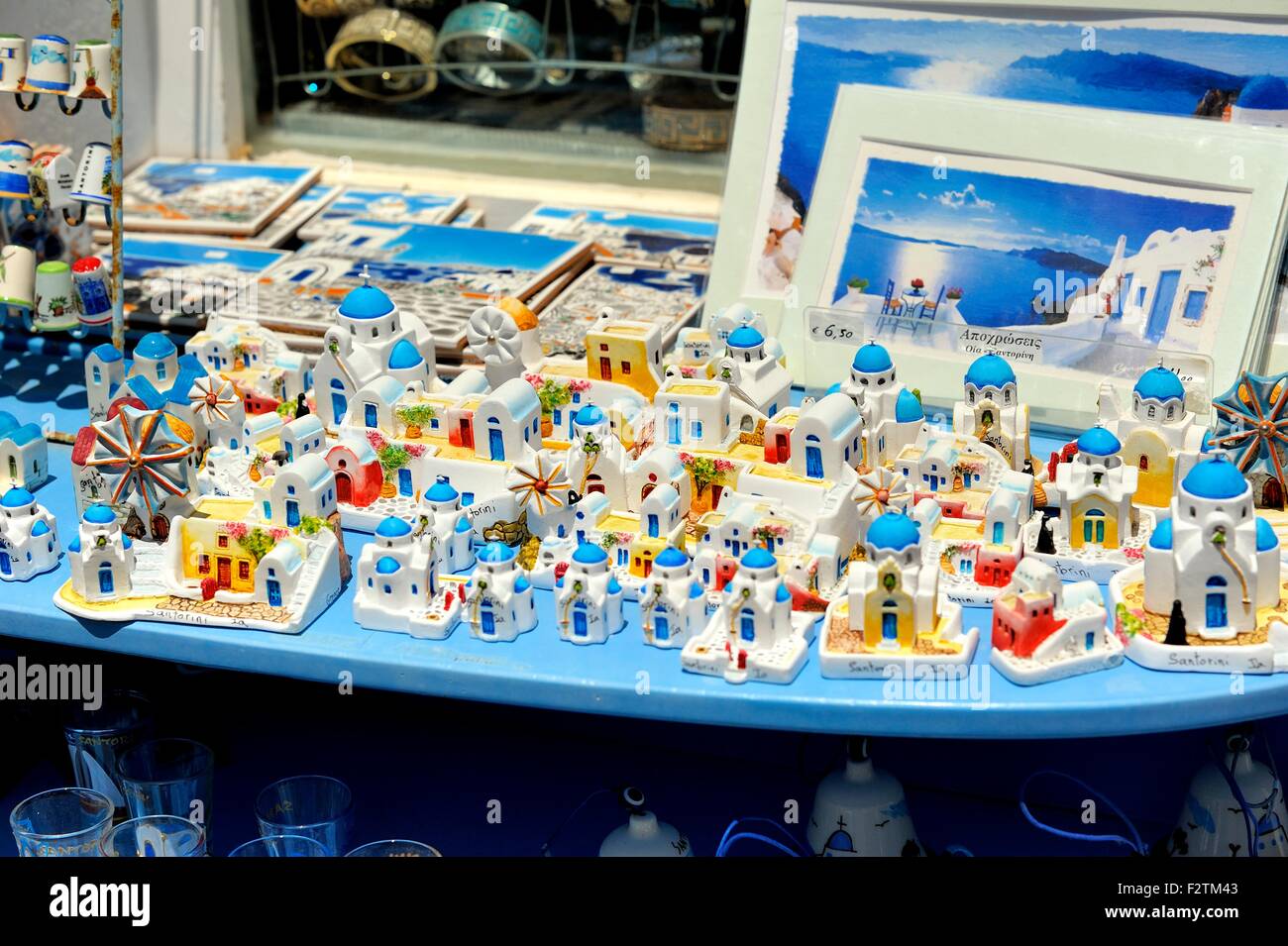 Souvenirs en vente à l'extérieur d'une boutique dans le village de Oia Santorini Grèce Banque D'Images