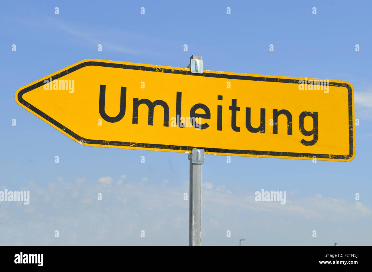 Umleitung, dérivation allemande signpost, contre un ciel bleu, Allemagne Banque D'Images