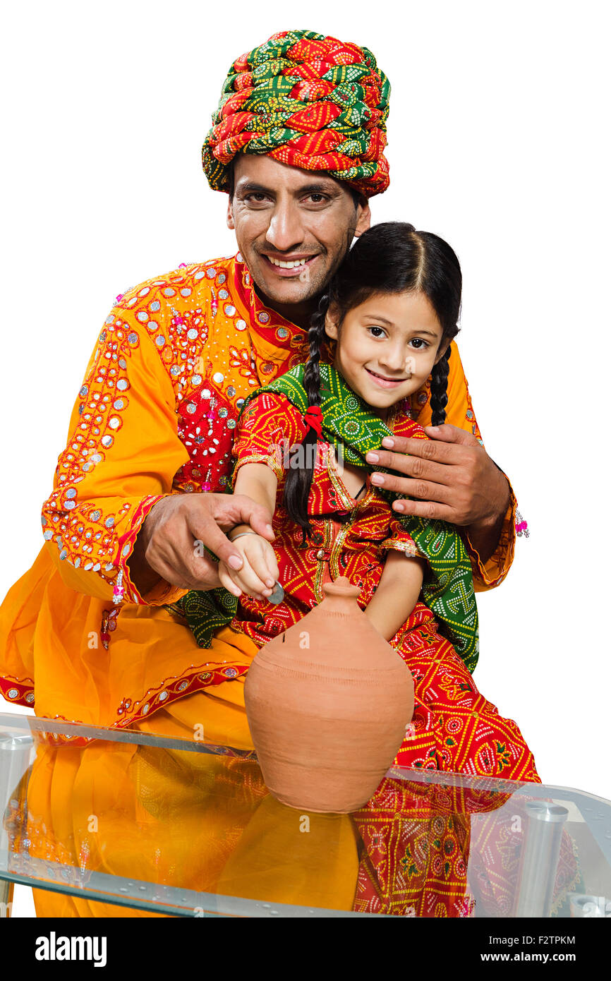 2 villageois du Rajasthan indien père et fille Tirelire d'économiser de l'argent Banque D'Images