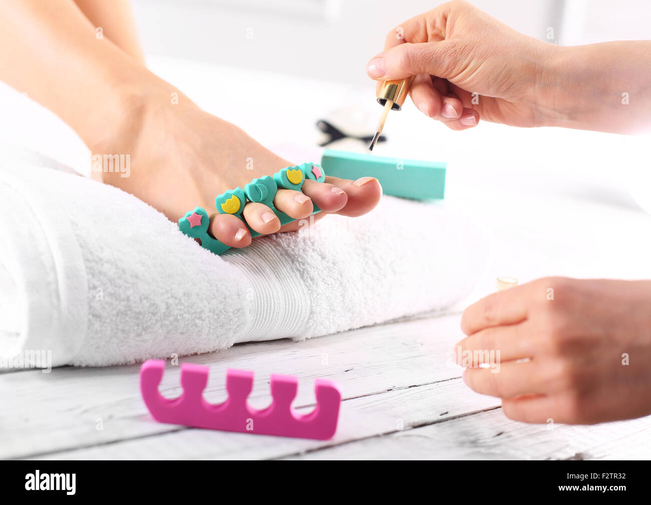 Peinture d'orteils. Pédicure, beaux ongles sains.pédicure, cut peel, une femme à l'esthéticienne. Un spa pour les pieds Banque D'Images