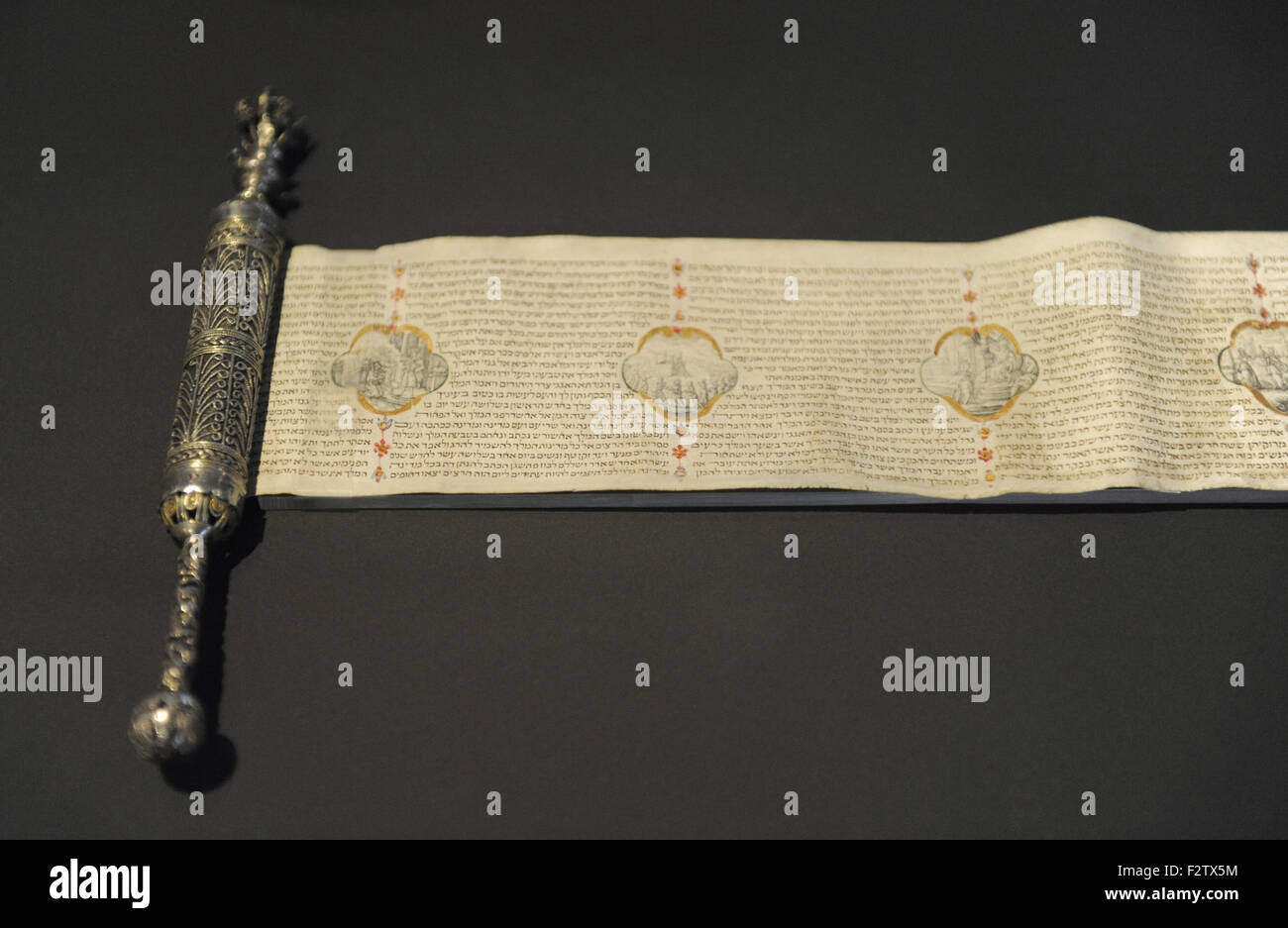 Faites défiler d'Esther avec illustrations miniatures dans un étui d'argent. Par le scribe Aarib Wolf Herlingen (ca. 1700-ca. 1760). Plume et encre sur parchemin. La feuille d'or. Faites défiler : Vienne, 18ème siècle. Boîtier : argent, filigrane et gravé, doré en partie, inscrit en hébreu sur l'affaire : 'Solomon Halib, fils de Moïse Anib'. Musée d'Israël. Jérusalem. Banque D'Images