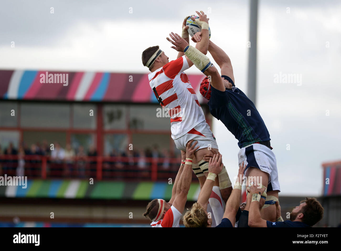 Gloucester, Royaume-Uni. Sep 23, 2015. Luke Thompson (JPN), Greig Laidlaw (SCO) Rugby : Coupe du Monde de Rugby 2015 Poule B match entre l'Ecosse et le Japon au stade Kingsholm à Gloucester, en Angleterre . © EXTRÊME-ORIENT PRESSE/AFLO/Alamy Live News Banque D'Images