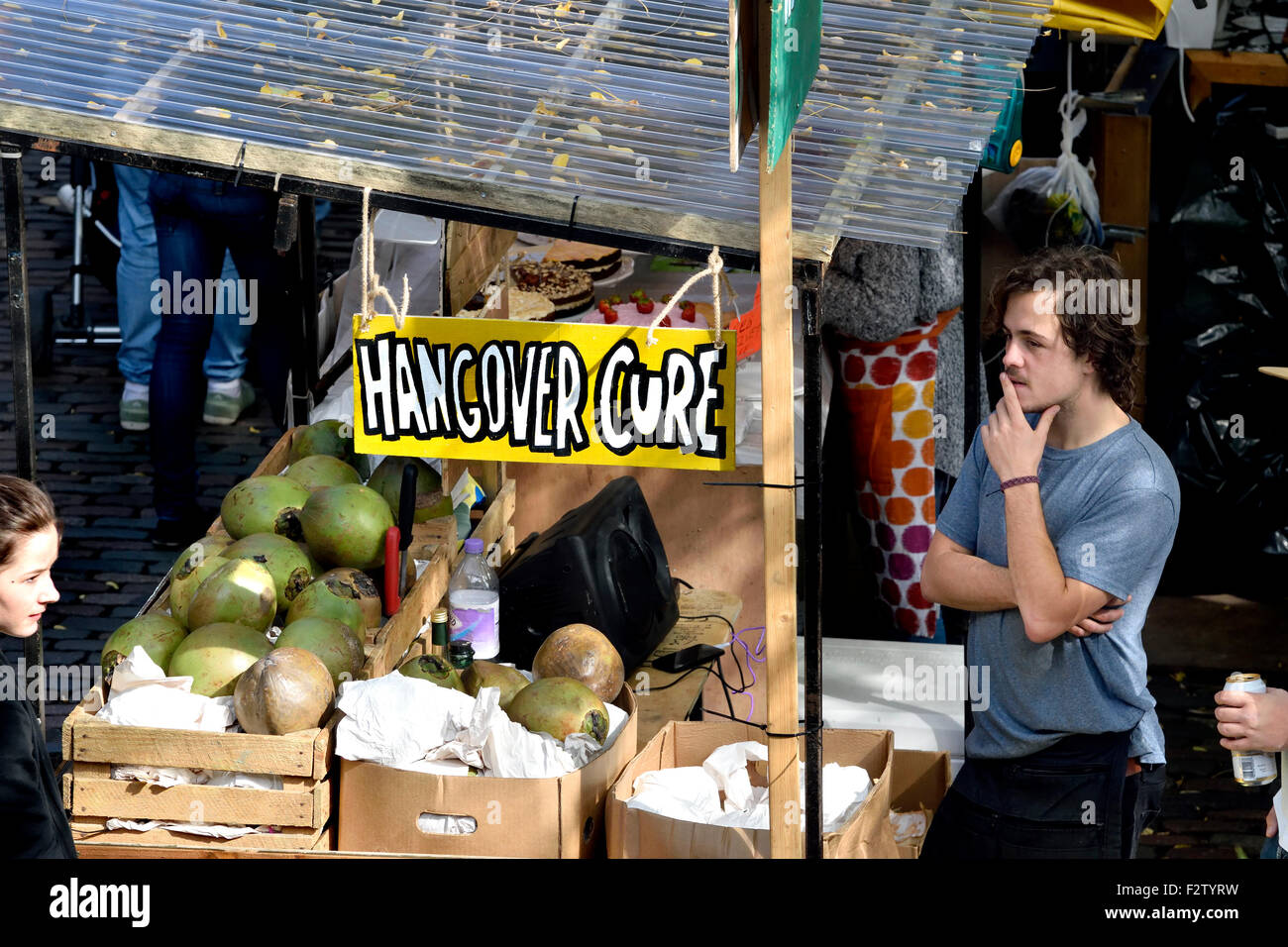 Londres, Angleterre, Royaume-Uni. Marché de Camden - décrochage la vente d'une gueule de 'guérir' Banque D'Images