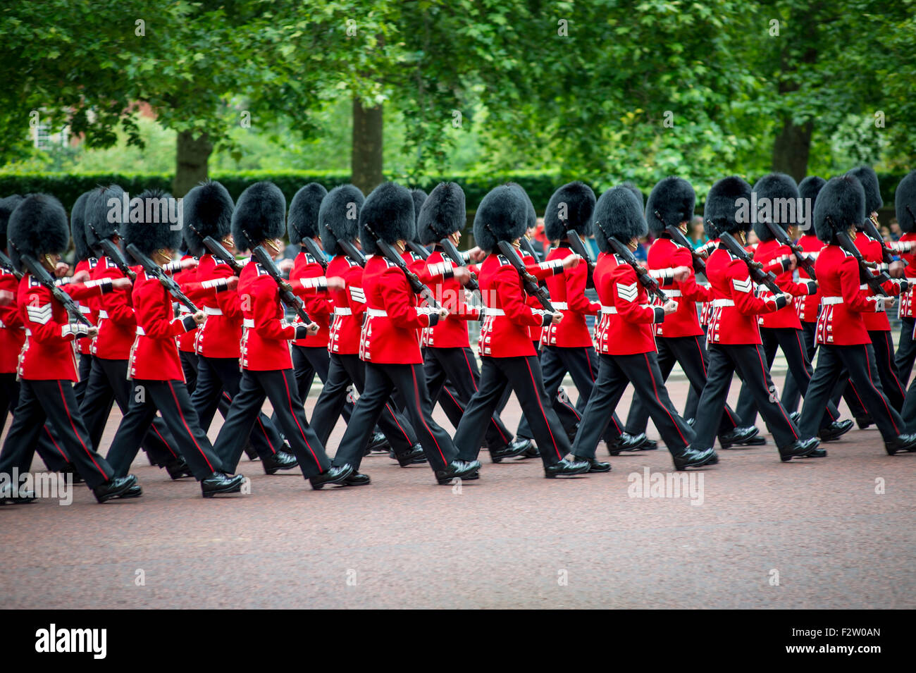 Londres, Royaume-Uni - 13 juin, 2015 : protège-pieds marcher en formation sur le Mall dans un Royal Parade la cérémonie des couleurs. Banque D'Images