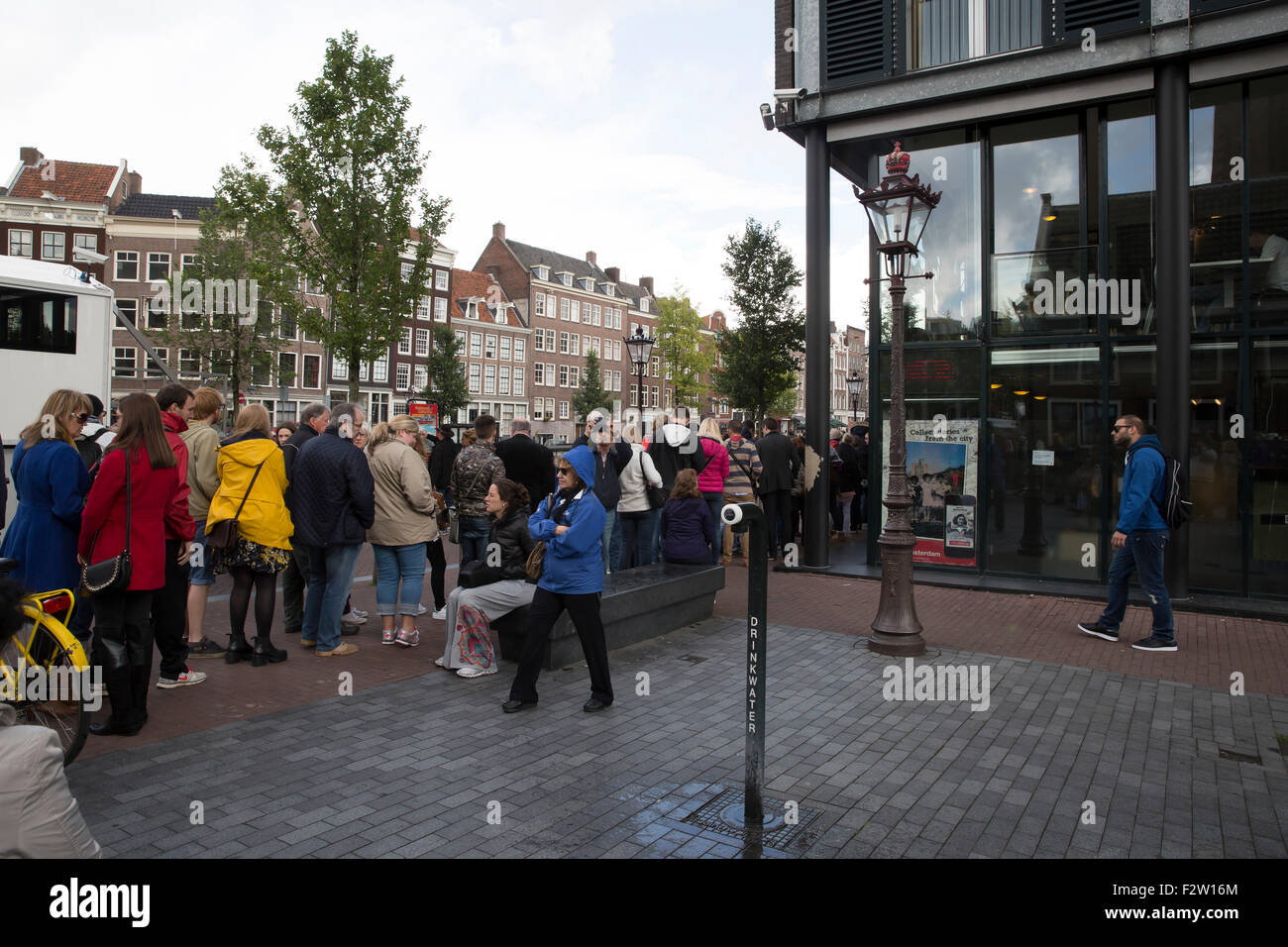 Amsterdam, NL,24 Septembre 2015,les gens pendant des heures d'attente pour voir l'historique Anne Franks Maison à Amsterda Crédit : Keith Larby/Alamy Live News Banque D'Images