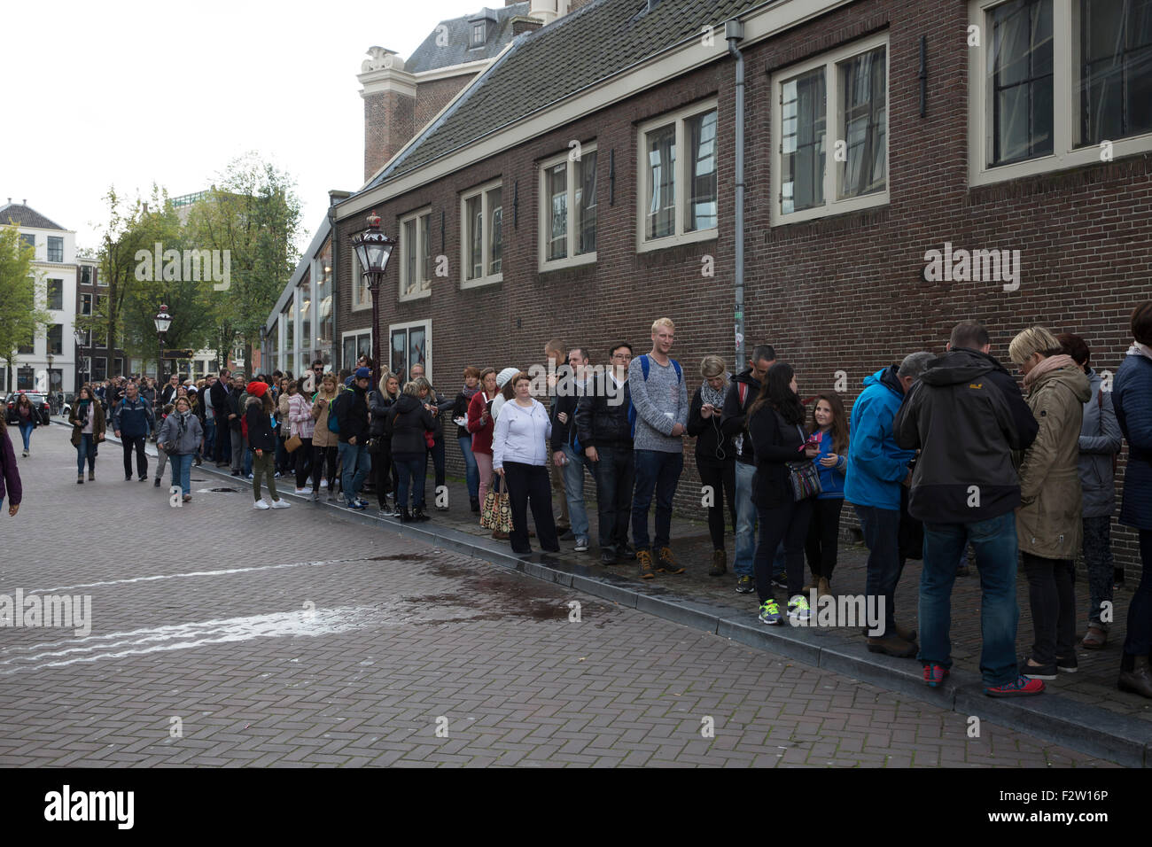 Amsterdam, NL,24 Septembre 2015,les gens pendant des heures d'attente pour voir l'historique Anne Franks Maison à Amsterda Crédit : Keith Larby/Alamy Live News Banque D'Images