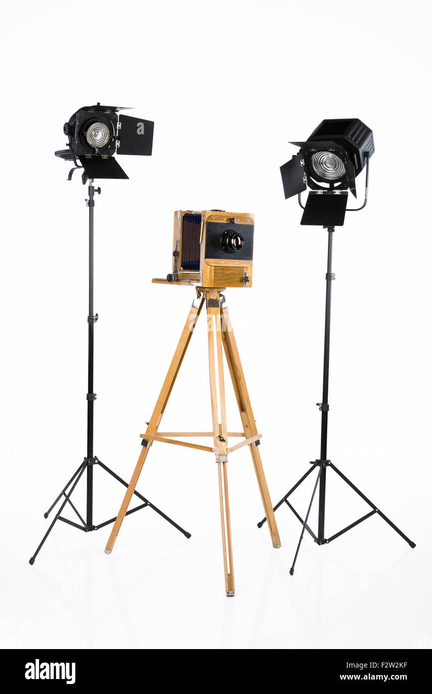 L'éclairage de l'appareil photo de l'objet isolé bois stand grande studio photographe  photographie ci-dessous de l'objectif d'emploi travail projecteur  projecteur Photo Stock - Alamy