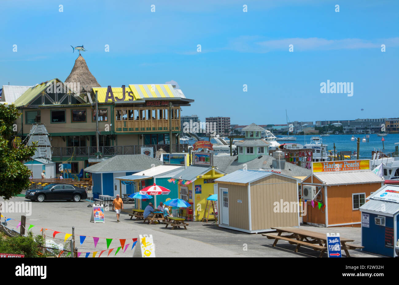 Destin de la Floride beach tourist bar célèbre AJ'S et bateaux sur la rive Banque D'Images