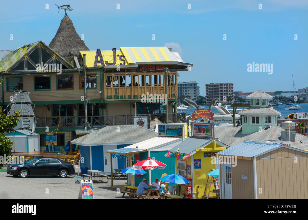 Destin de la Floride beach tourist bar célèbre AJ'S et bateaux sur la rive Banque D'Images