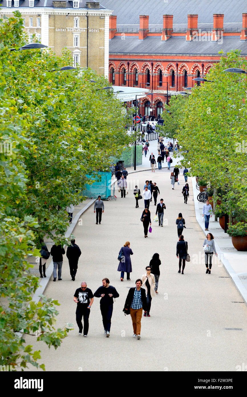 Londres, Angleterre, Royaume-Uni. Kings Avenue, conduisant de la gare de Kings Cross à l'Regent's Canal. St Pancras station visible de l'avant Banque D'Images