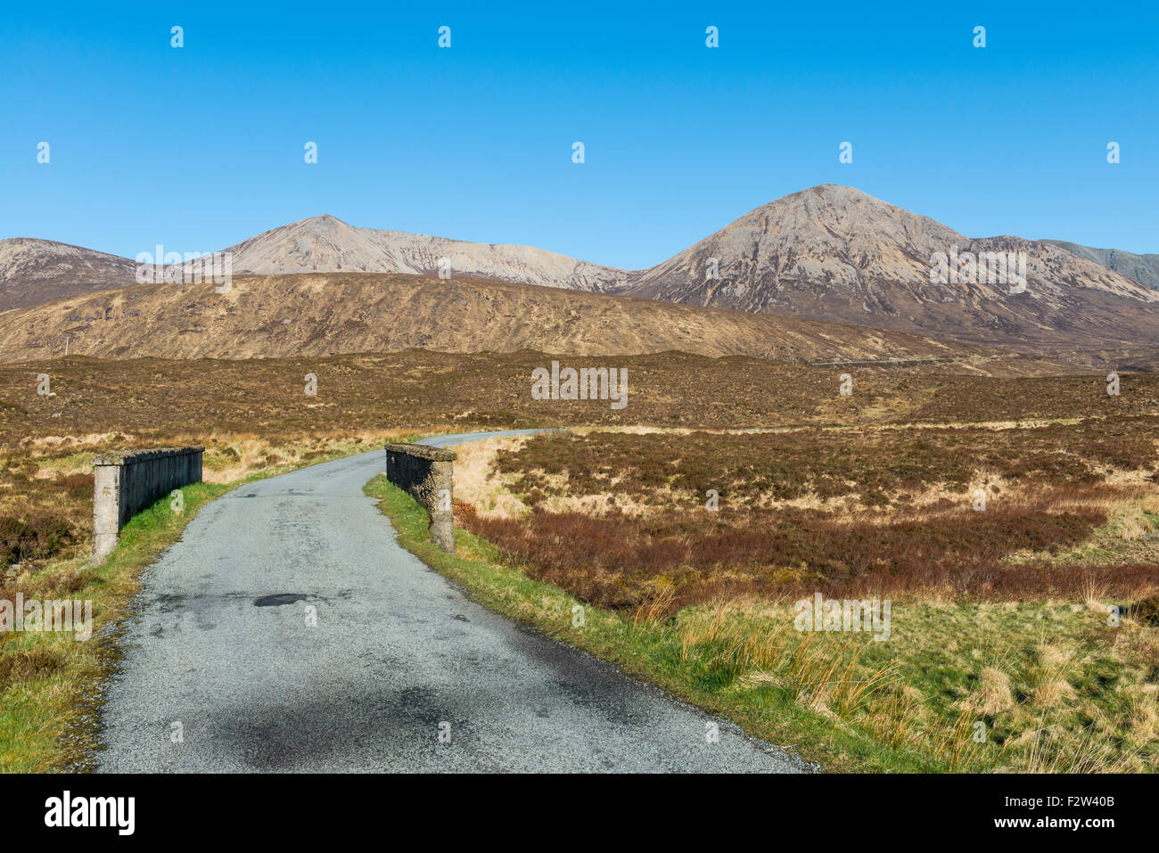 Routes et ponts sur l'île de Skye avec montagnes et collines en Ecosse. Banque D'Images
