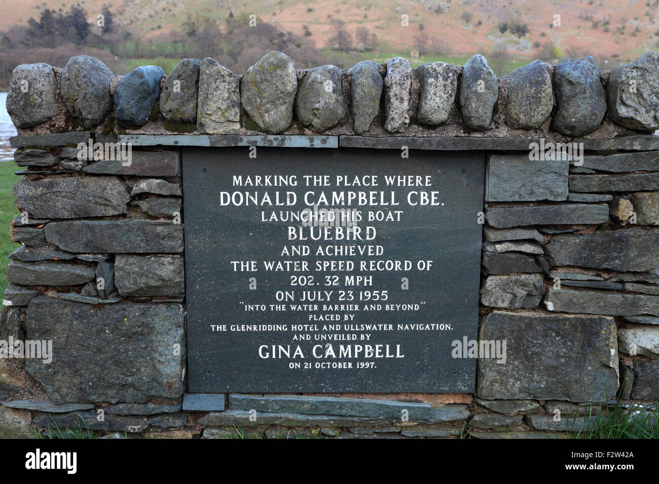 Plaque de pierre, marquant l'endroit où Donald Campbell atteint le record de vitesse de l'eau 202,32 MPH, village, Ullswat Patterdale Banque D'Images