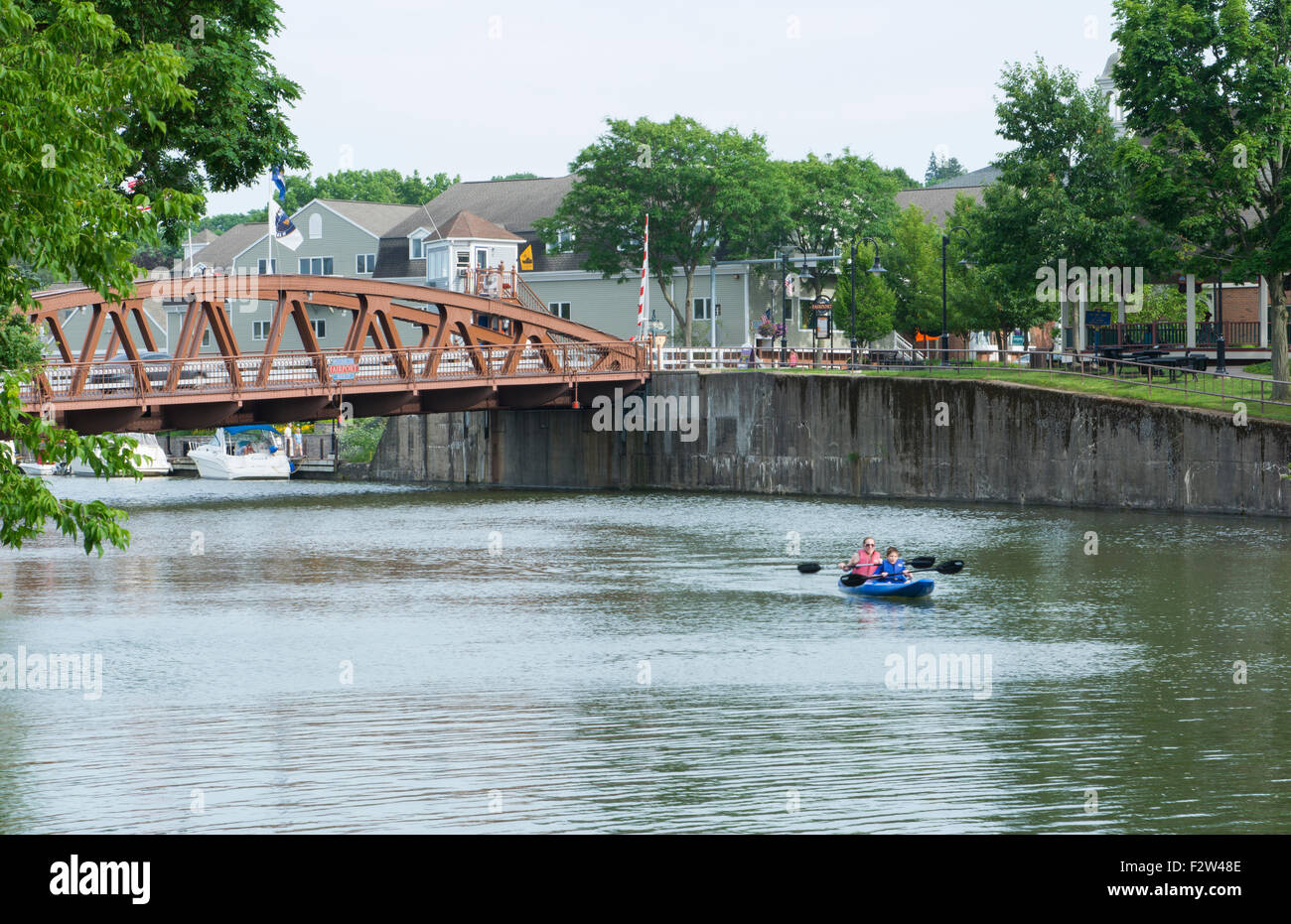 Rochester New York NY petite ville Fairport village et Erie Canal historique célèbre avec bateau et pont sur l'eau du canal Banque D'Images