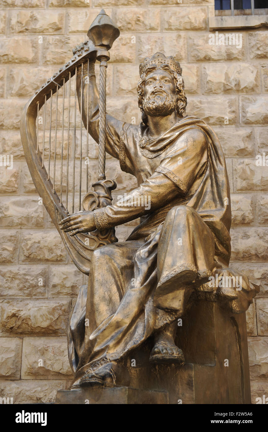 David roi d'Israël (Ch. 1040-970 BC) jouant de la harpe. Statue située près  de l'entrée du tombeau du roi David. La montagne de Sion. Jérusalem. Israël  Photo Stock - Alamy