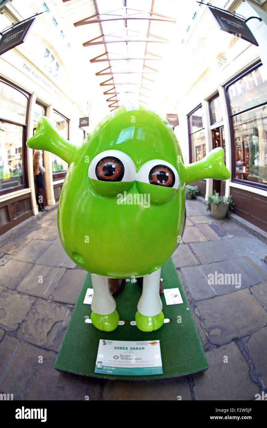 Londres, Royaume-Uni. 24 Septembre, 2015. Londres, Royaume-Uni. 24 septembre 2015. Des statues de Shaun le mouton. Le Shaun dans la ville la charité des sentiers de l'art organisé par le Wallace et Gromit Children's Foundation tire à sa fin avec 120 sculptures de Shaun le mouton dans Covent Garden à Londres avant leur vente aux enchères pour des organismes de charité pour enfants. Crédit : Paul Brown/Alamy Live News Banque D'Images