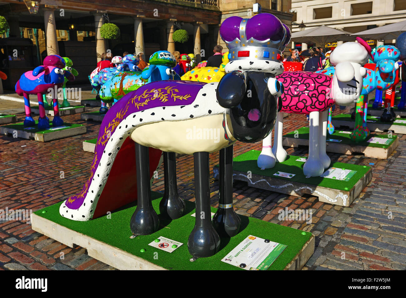 Londres, Royaume-Uni. 24 Septembre, 2015. Londres, Royaume-Uni. 24 septembre 2015. Des statues de Shaun le mouton. Le Shaun dans la ville la charité des sentiers de l'art organisé par le Wallace et Gromit Children's Foundation tire à sa fin avec 120 sculptures de Shaun le mouton dans Covent Garden à Londres avant leur vente aux enchères pour des organismes de charité pour enfants. Crédit : Paul Brown/Alamy Live News Banque D'Images