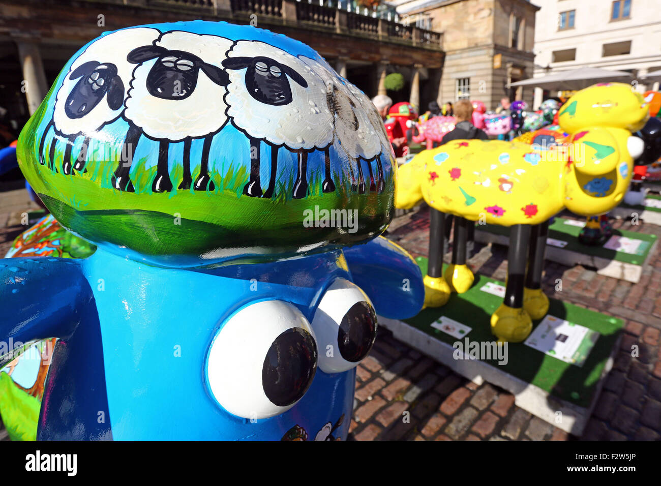 Londres, Royaume-Uni. 24 Septembre, 2015. Londres, Royaume-Uni. 24 septembre 2015. Des statues de Shaun le mouton. Le Shaun dans la ville la charité des sentiers de l'art organisé par le Wallace et Gromit Children's Foundation tire à sa fin avec 120 sculptures de Shaun le mouton dans Covent Garden à Londres avant leur vente aux enchères pour des organismes de charité pour enfants. Crédit : Paul Brown/Alamy Live News Banque D'Images