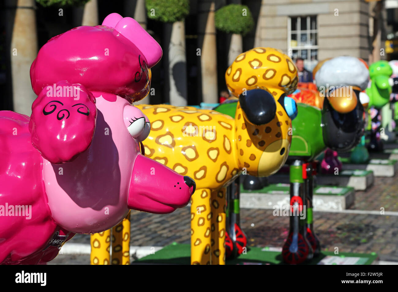 Londres, Royaume-Uni. 24 Septembre, 2015. Londres, Royaume-Uni. 24 septembre 2015. Des statues de Shaun le mouton. Le Shaun dans la ville la charité des sentiers de l'art organisé par le Wallace et Gromit Children's Foundation tire à sa fin avec 120 sculptures de Shaun le mouton dans Covent Garden à Londres avant leur vente aux enchères pour des organismes de charité pour enfants. Crédit : Paul Brown/Alamy Live News Banque D'Images