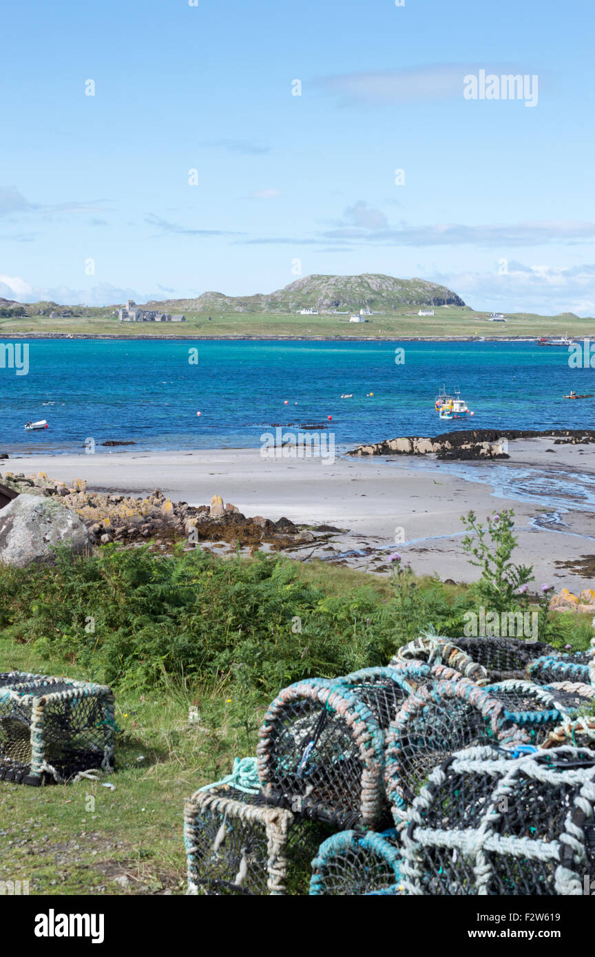 Voir l'abbaye de Iona sur le Sound of Mull Fionnphort de avec des casiers à homard en premier plan Banque D'Images