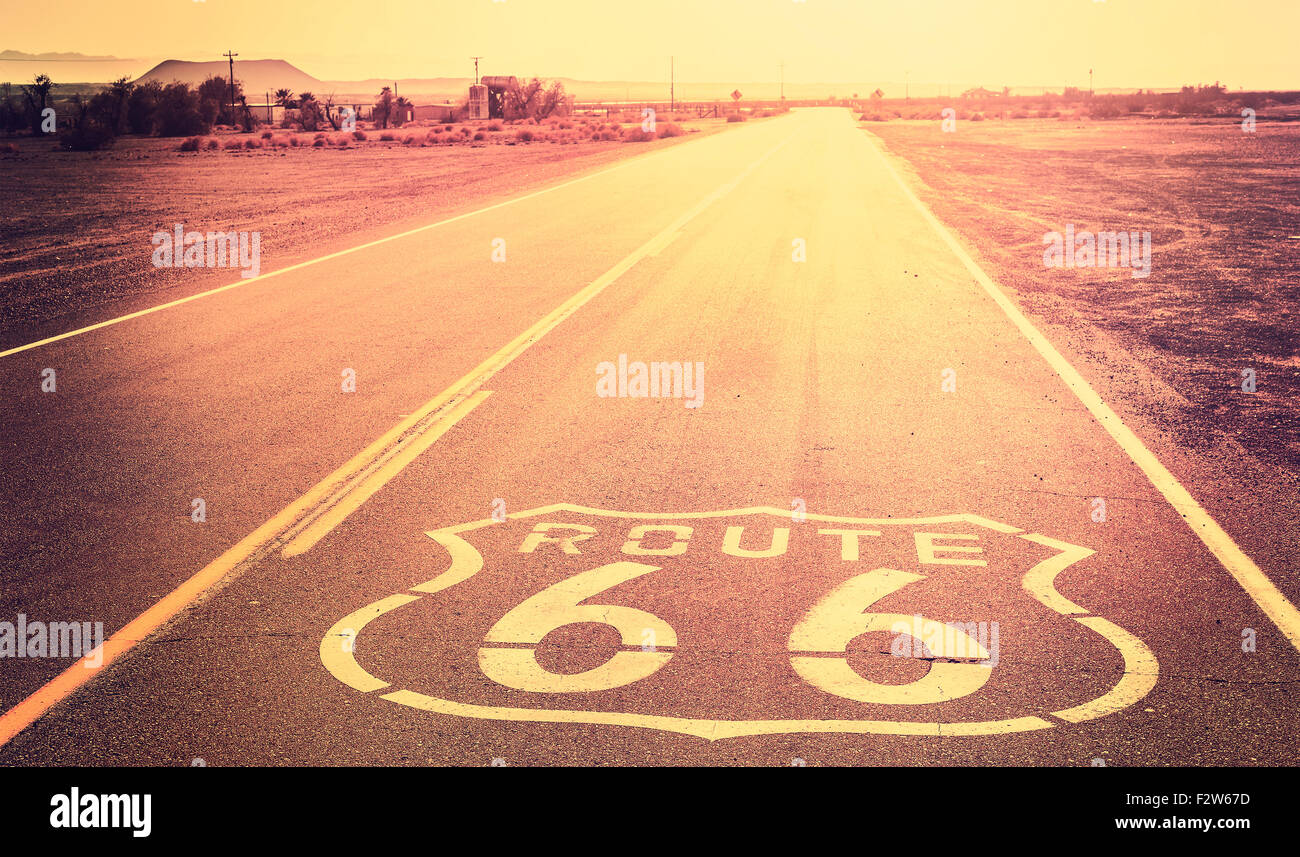 Au coucher du soleil filtrée Vintage Route 66, en Californie, aux États-Unis. Banque D'Images