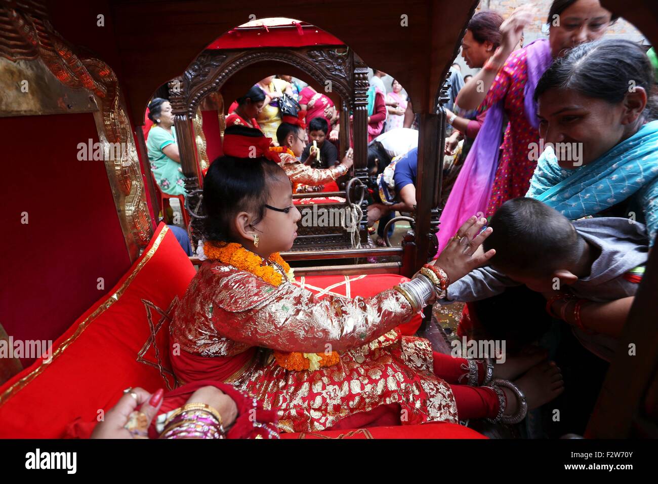 Katmandou, Népal. Sep 24, 2015. Le Népal est "vivre dieu" comme la réincarnation du Seigneur Ganesh (L) offre des bénédictions à un dévot sur Indrajatra festival à Katmandou, Népal, 24 septembre 2015. © Sunil Sharma/Xinhua/Alamy Live News Banque D'Images