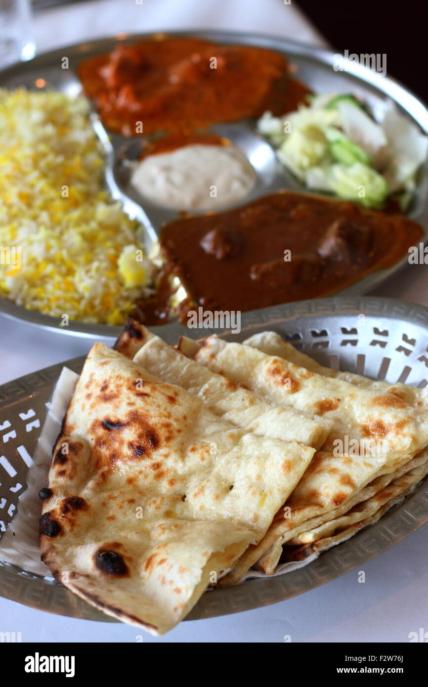 Close up de pain naan dans un bol Banque D'Images