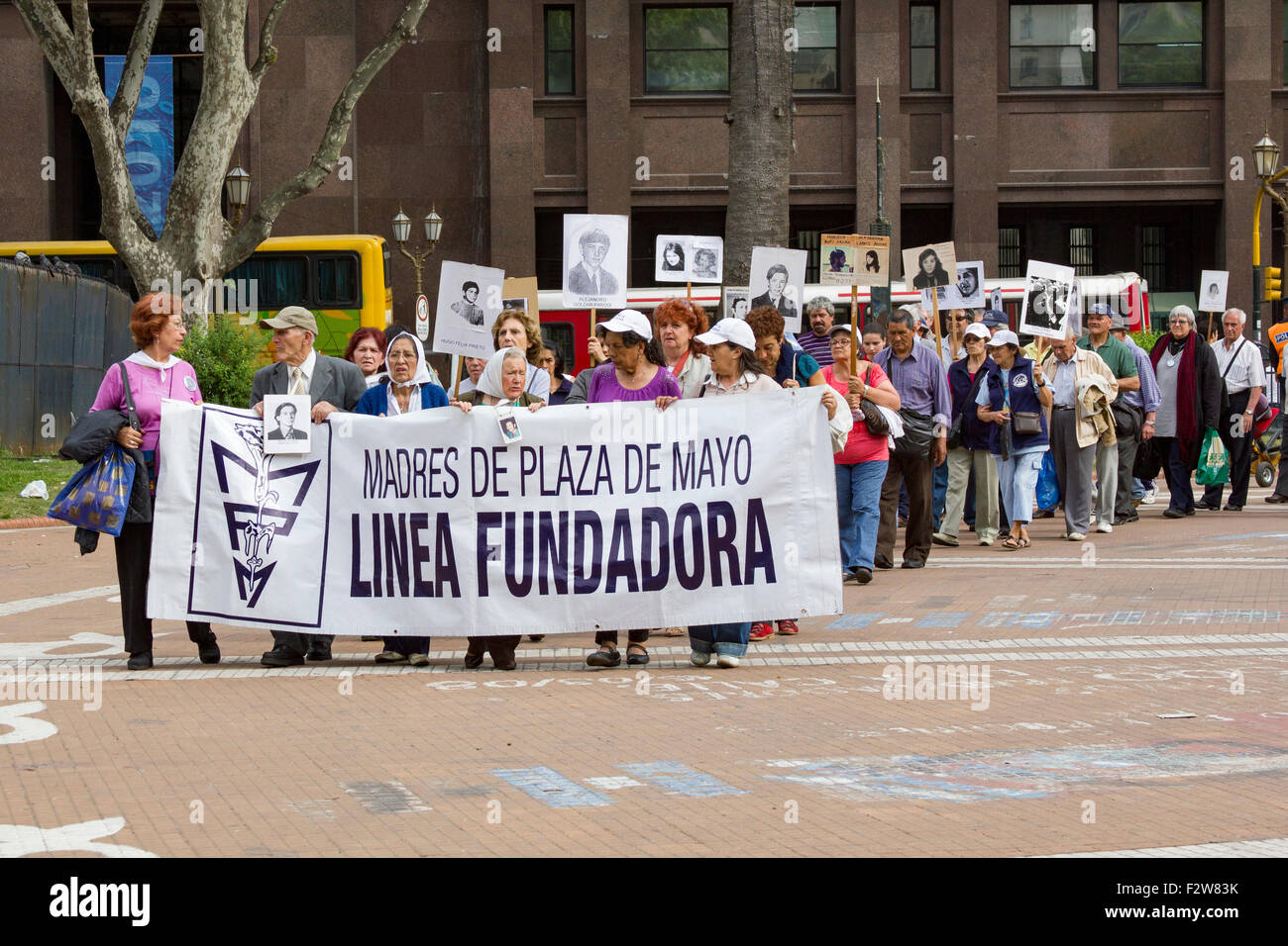 Madres de la Plaza de Mayo sur leur mars hebdomadaire, pour protester de leur 'disparu' des enfants au cours de la sale guerre Banque D'Images