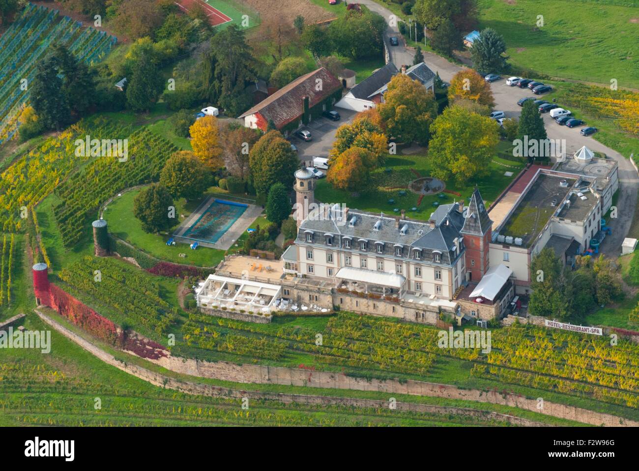 France, Haut Rhin (68), Rouffach, château d'Isenbourg, actuellement un hôtel de luxe (vue aérienne) Banque D'Images